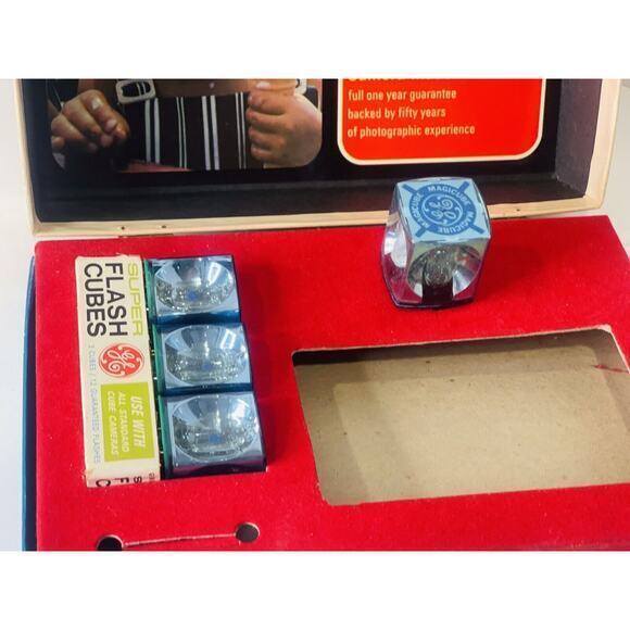 Keystone 115x W/ Magic Cube - Instant Loading Film Camera - Picture 6 of 9